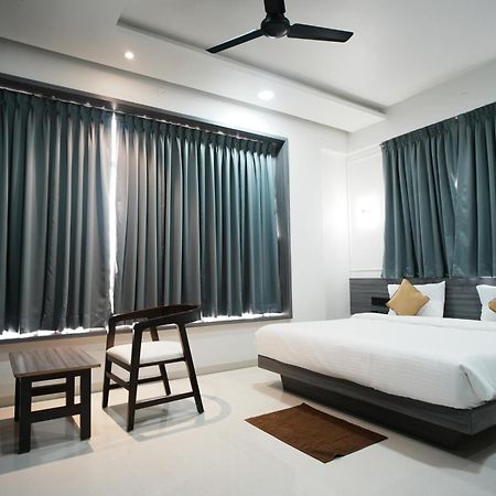 Hotel Oberon โซลาปูร์ ภายนอก รูปภาพ
