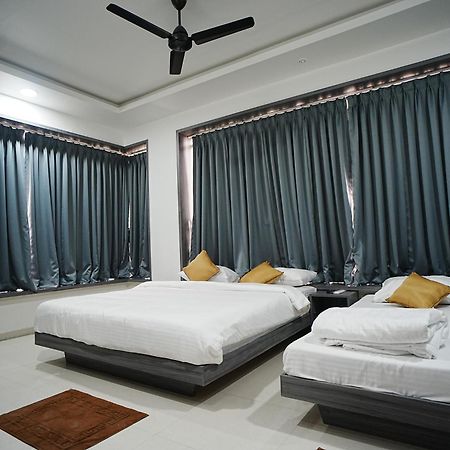 Hotel Oberon โซลาปูร์ ภายนอก รูปภาพ