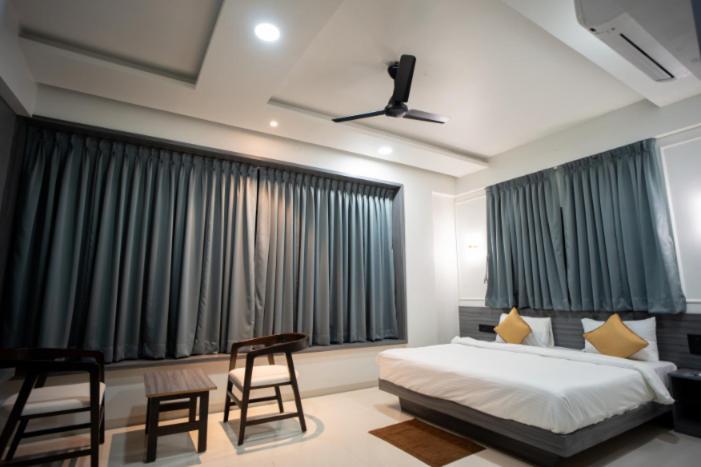 Hotel Oberon โซลาปูร์ ภายนอก รูปภาพ