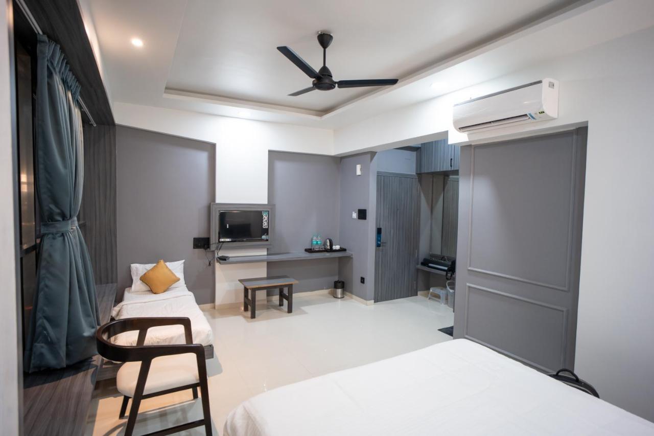 Hotel Oberon โซลาปูร์ ภายนอก รูปภาพ