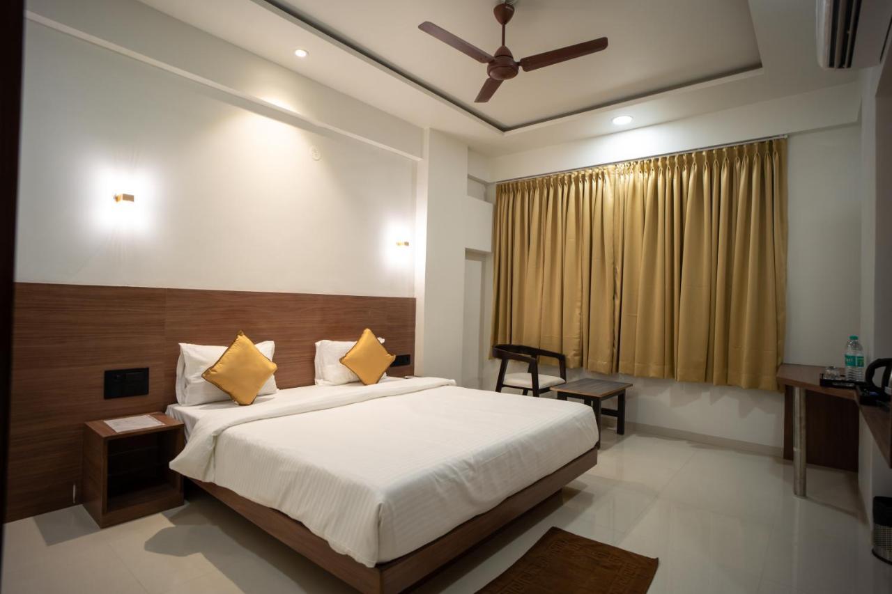 Hotel Oberon โซลาปูร์ ภายนอก รูปภาพ