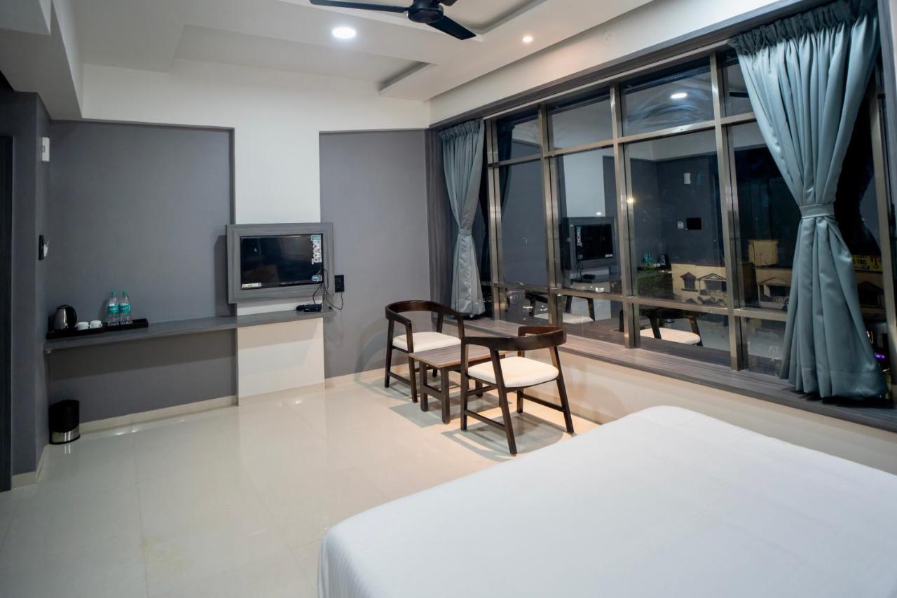 Hotel Oberon โซลาปูร์ ภายนอก รูปภาพ