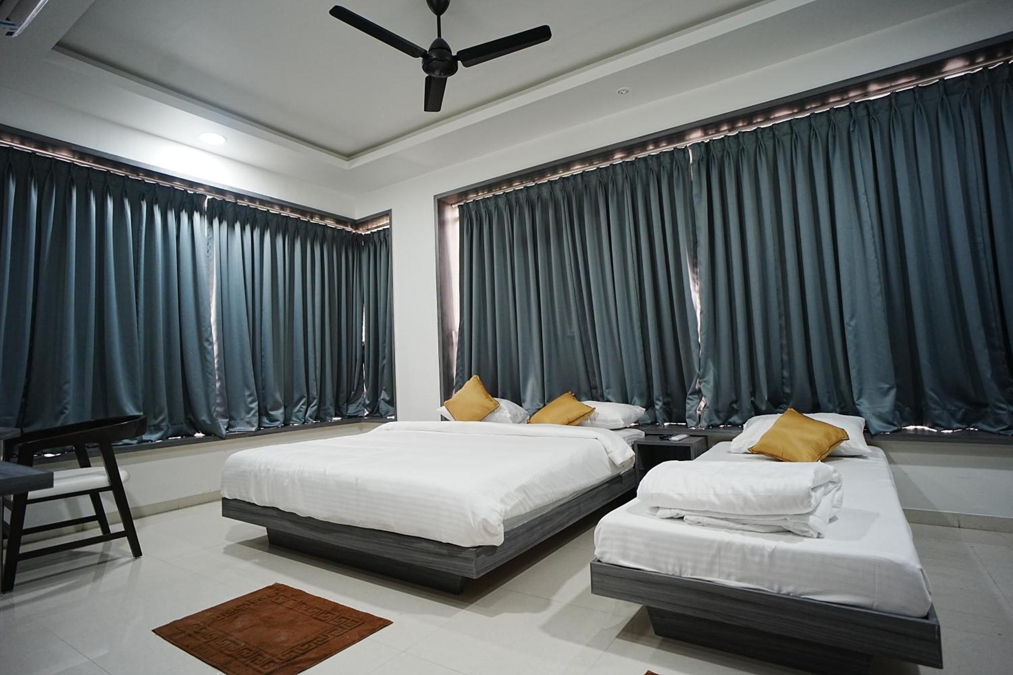 Hotel Oberon โซลาปูร์ ภายนอก รูปภาพ
